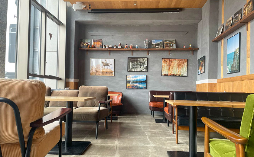 ゆったり座れるソファ席もございます！