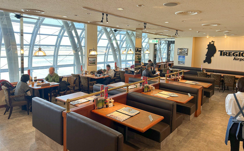 ゆったり座れるテーブル席