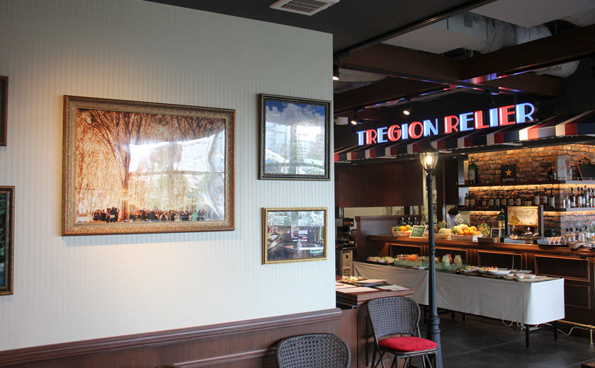 パリの街角をイメージした店内