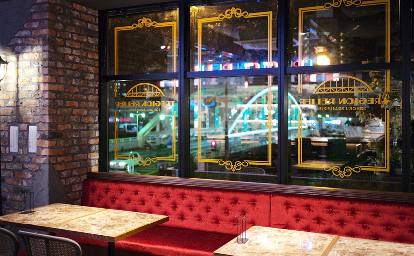 開運橋を眺めながらゆっくりお食事いただけます